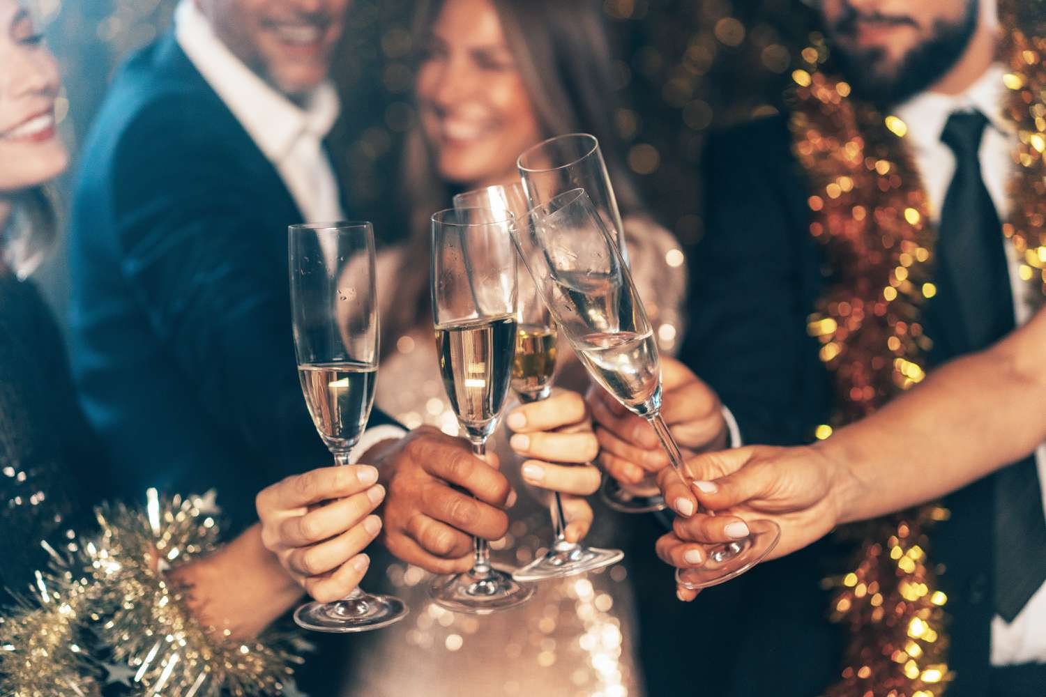 9 Things to Never Do at a Cocktail Party, According to Experts