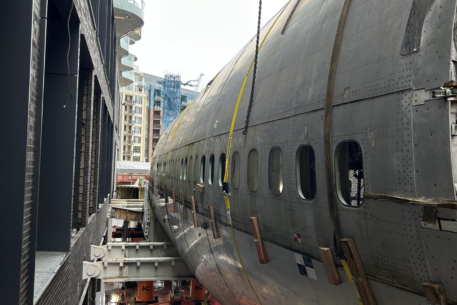 There's a 747-fuselage suspended between 2 Seattle high rises