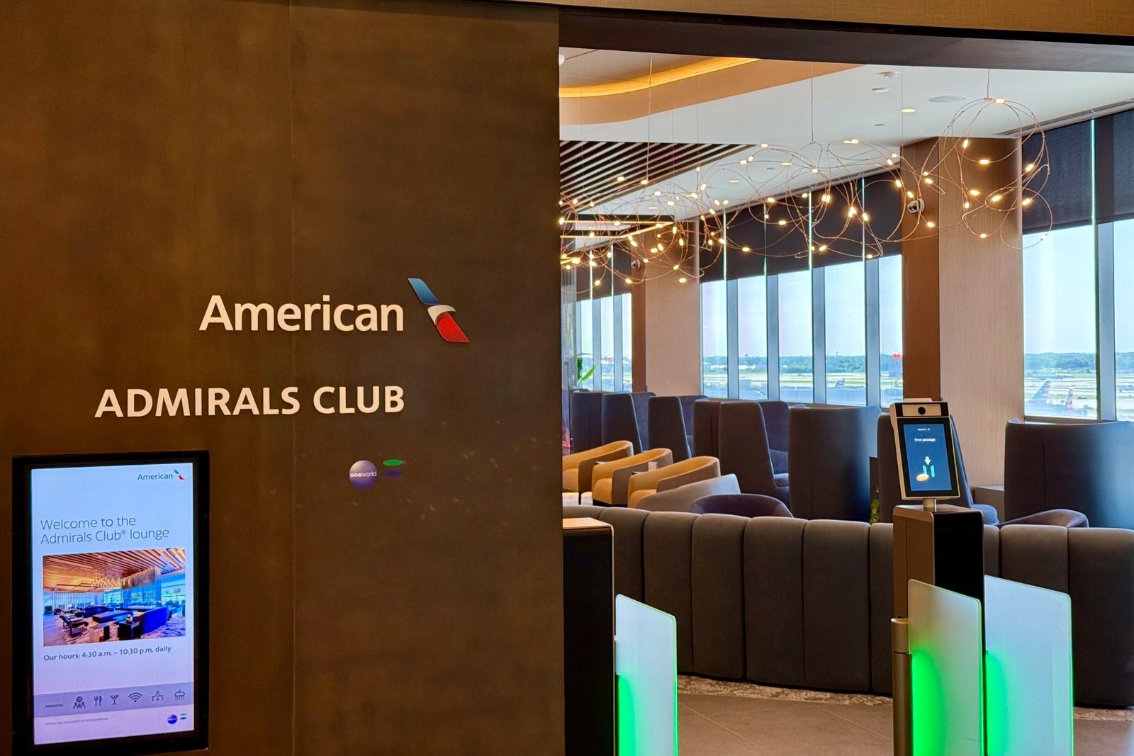 American Airlines upgrades its lounge food with better (hot) meals