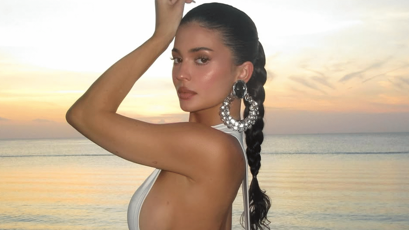 Kylie Jenner wore a little white Jacquemus dress with deep side cut-outs on vacation